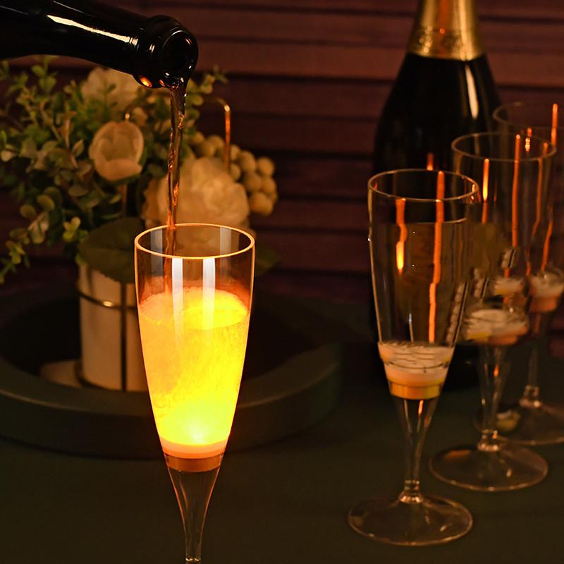 6 Stück LED-Becher Automatisch blinkende Becher Mehrfarbige Leuchtende Tassen Wein Bierkrüge Whisky Trinkbecher für Party Küche Weihnachtsdekoration