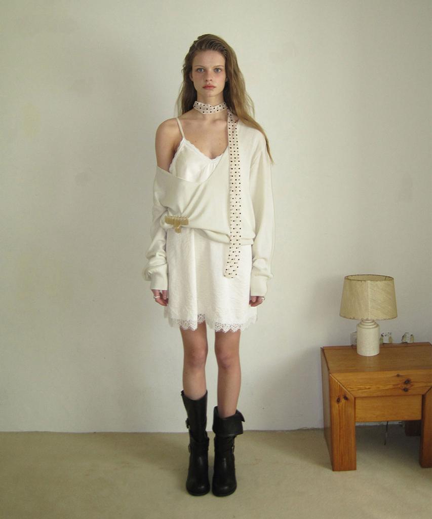 Eopaeleolakaibeu Peed Deep V-Neck Knit - Ivory