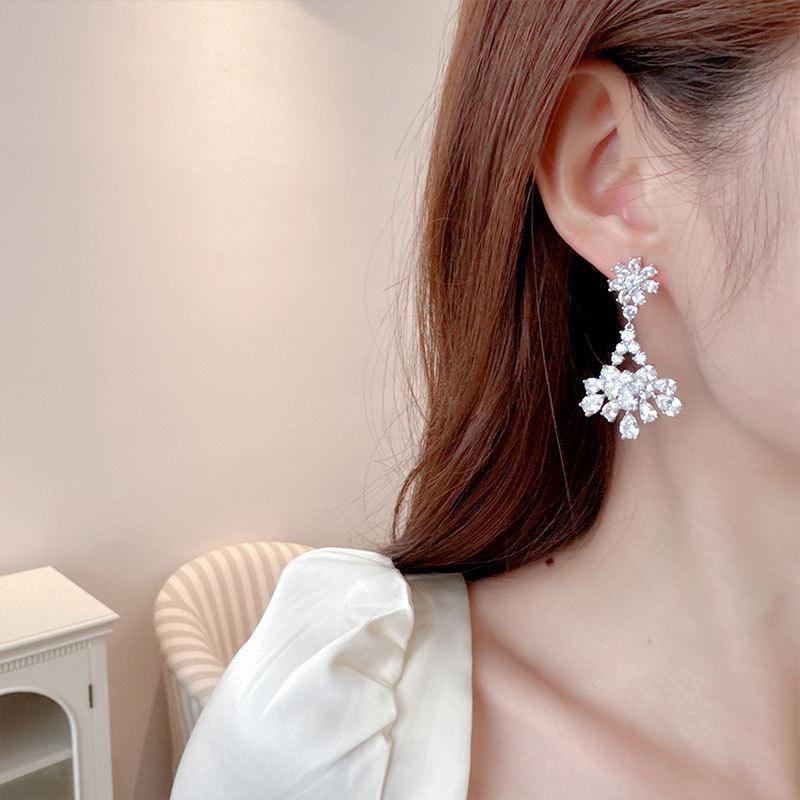 Women's Light Luxury Design Elegant Inlaid Zircon Fan-Shaped Earrings Fashionable And Versatile Niche Design Earrings