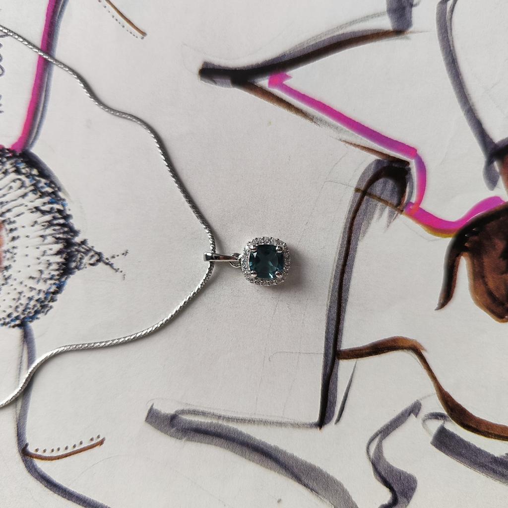 Серебряная подвеска с топазом Лондон Блю 1.062ct, фианитами (2204473)