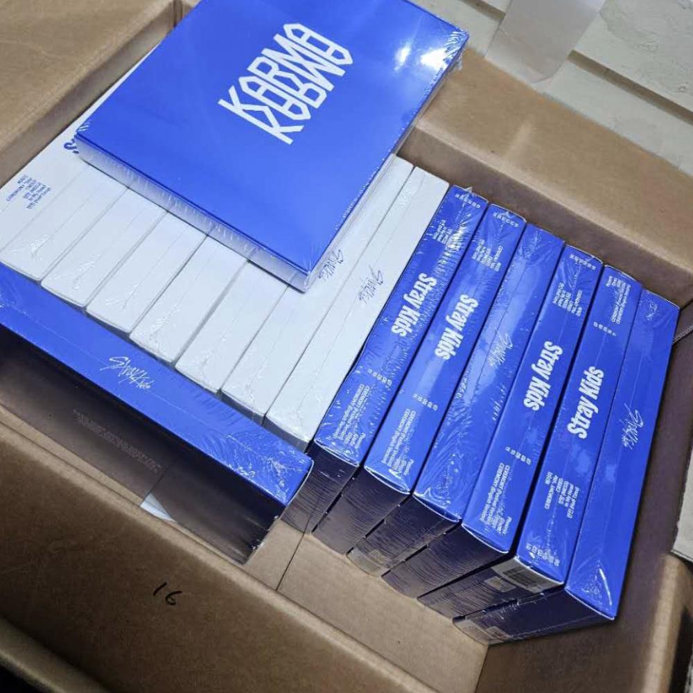 

1 комплект) Straykids Альбом Karma Запечатанный Straykids