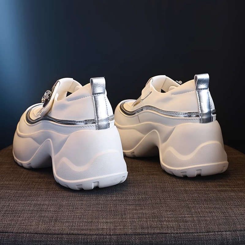 The small man has a thick bottom and a height of 9cm, and wears a bag head slipper for women in the summer of 2025. The new muffin has a foot on the l