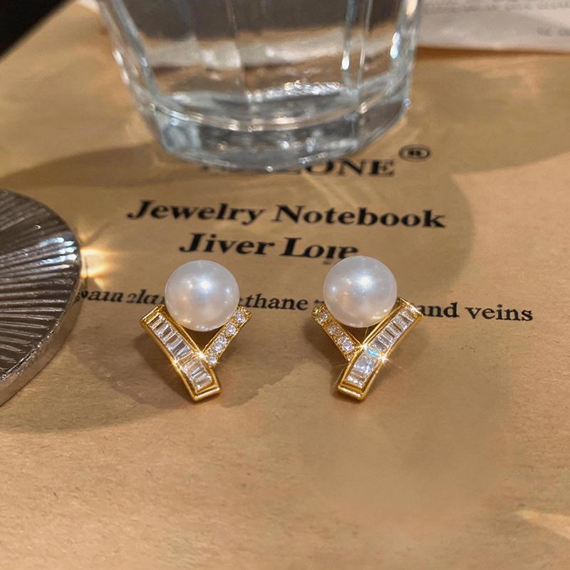 Silver Needle Zirconia Pearl Stud Earrings: High-End, Versatile, Exquisite Fashion Accessories for Women.