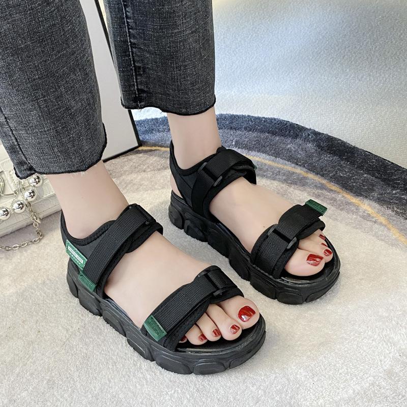 Sandali da donna estate 2025 nuovi ins versione coreana di marea studente semplice muffin suola spessa moda versatile papà sandali da donna