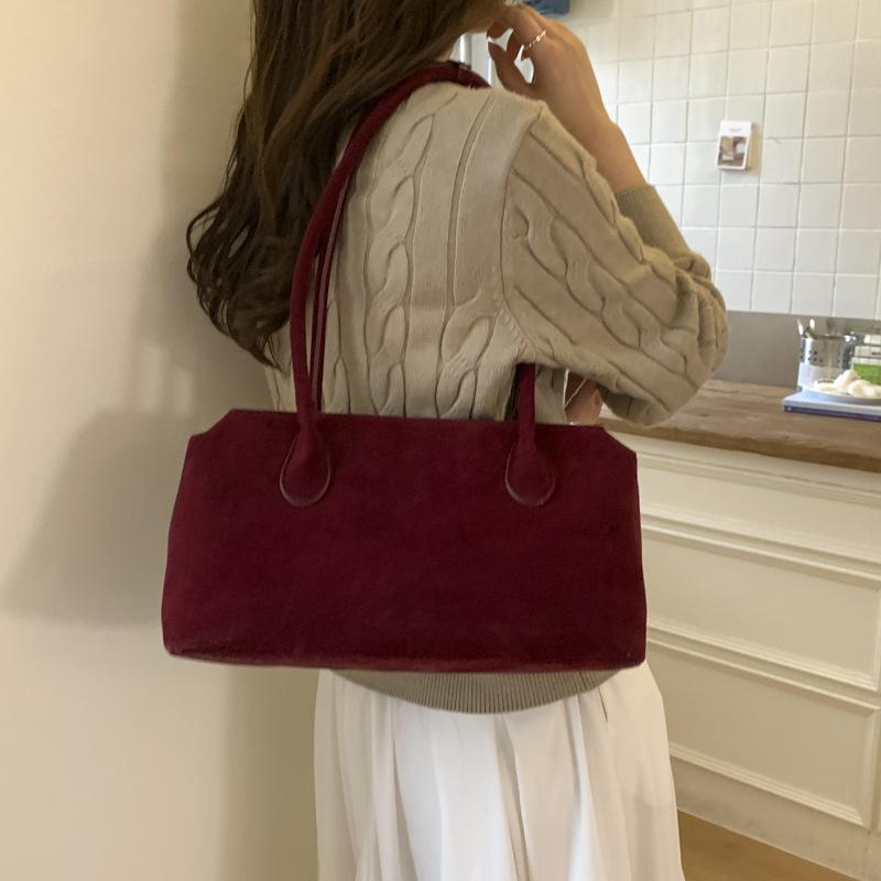 

Сумка большой вместимости женская 2025 новая высококлассная ретро нишевая супер огненная сумка-мессенджер для通勤 модная сумка-подушка красный