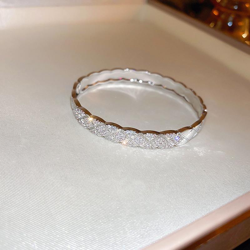 

Легкий роскошный и высококачественный браслет из микро-инкрустированного циркония с модным темпераментом, нишевый и универсальный браслет, аксессуар ручной работы