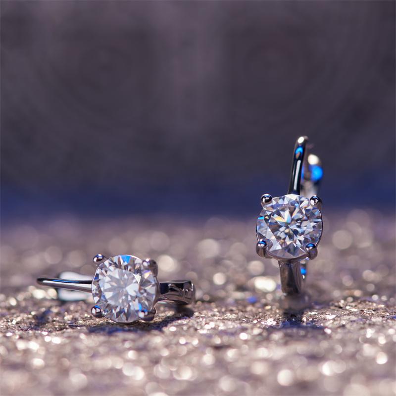 Huitan Proste Klasyczne Srebrne Kolczyki Koła dla Kobiet Design z 4 Ząbkami Kryształ Cyrkonii Kostnej Kolczyki Ponadczasowy Styl