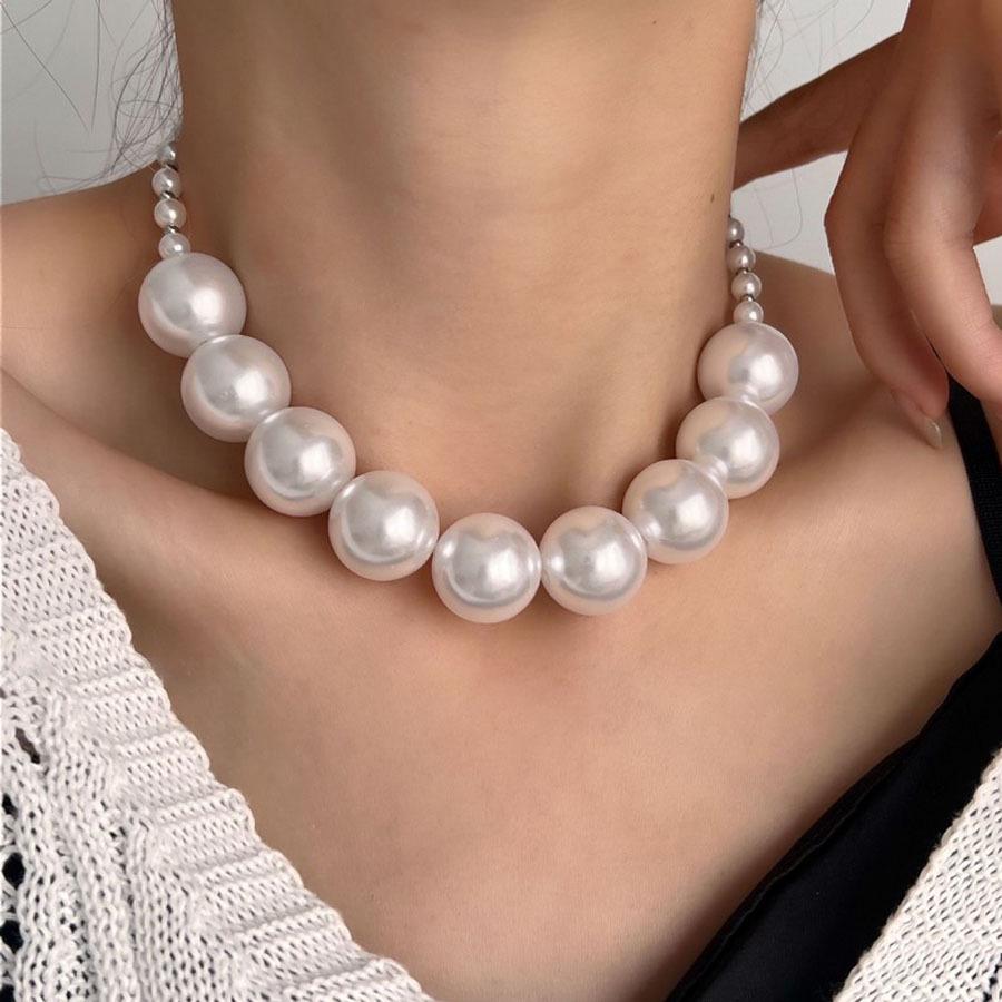 Moda Europeo-Americana: Collar Retro de Perlas Grandes para Mujer - Elegante Accesorio para Fiestas Nocturnas