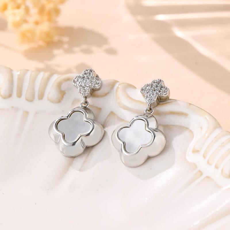French Vintage Lucky Four-leaf Clover Earrings, Micro-inlaid Zirconia, Exquisite, Niche, Fashion, High-end, Elegant and Versatil