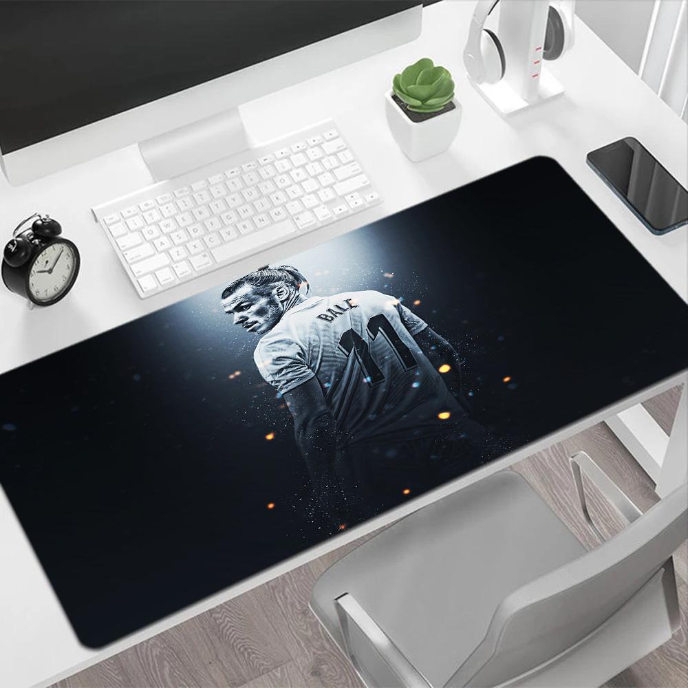 Zinedine Zidane: Football Legend Gaming Mouse Pad Keyboard Mat Computer Desk Mat Non-Slip Rubber Base Perfect for Office Laptop Gaming Setup