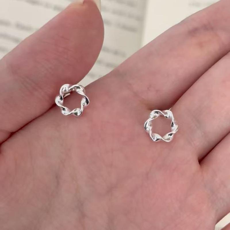 Raising Ear Holes, Small Stud Earrings for Women, Simple, Sweet, Small and Fresh Earrings, Niche Design, Versatile Earrings