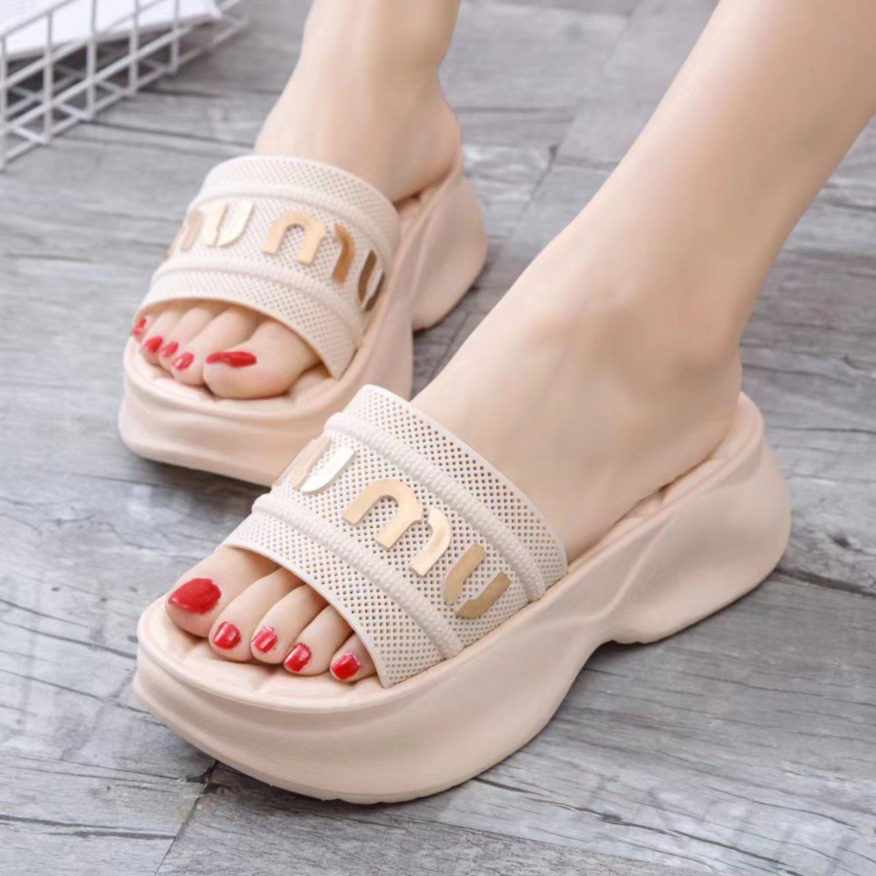 

Женские босоножки на платформе с объемными буквами 2024 года: Стильные шлепанцы на толстой подошве, идеально подходящие для лета. 38