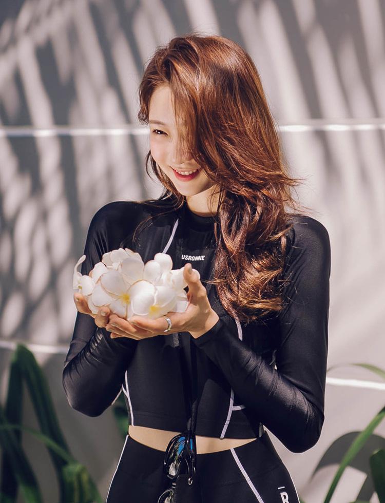 2019 Korean Style Women's Two-Piece Long Sleeve Swimsuit with Sun Protection