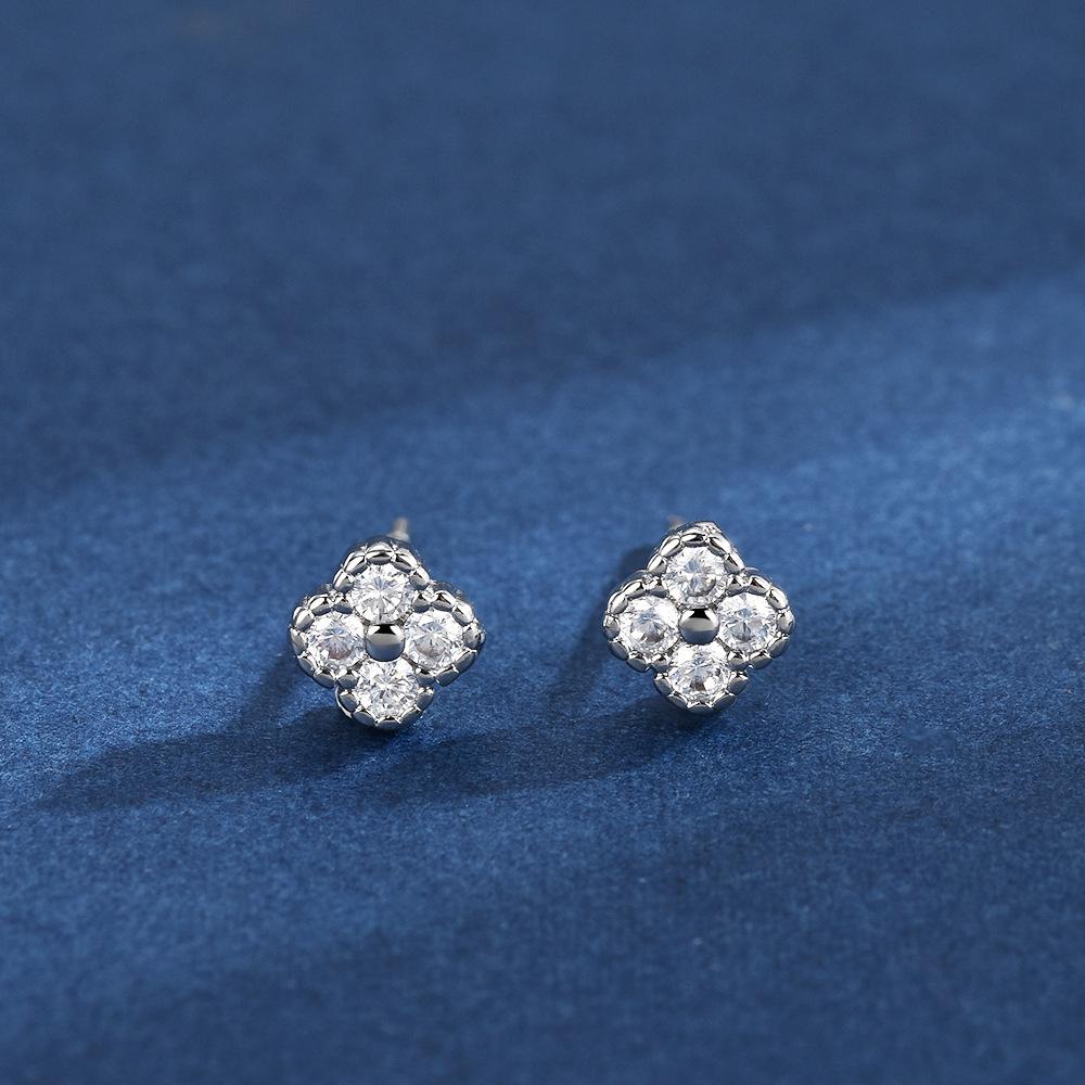 Eleganti Orecchini a Bottone Quadrifoglio Scintillante in Zirconia per Donna - Versatili e Stilizzati