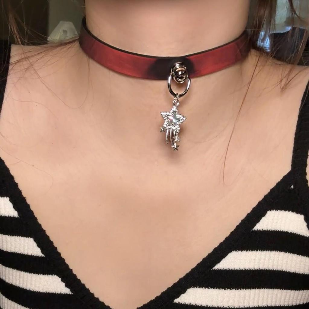 Chique Pittige Meisje Leren Bel Choker Ketting – Uniek Minderheidsontwerp