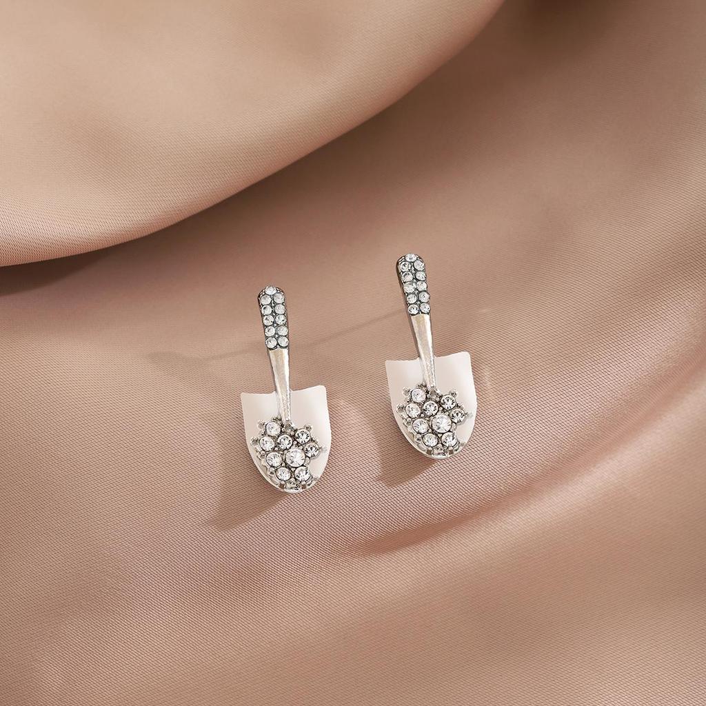 Personalized Diamond-Inlaid Spade Earrings, Silver Needle, Creative Design, Simple Fashionable Ear Studs for Women