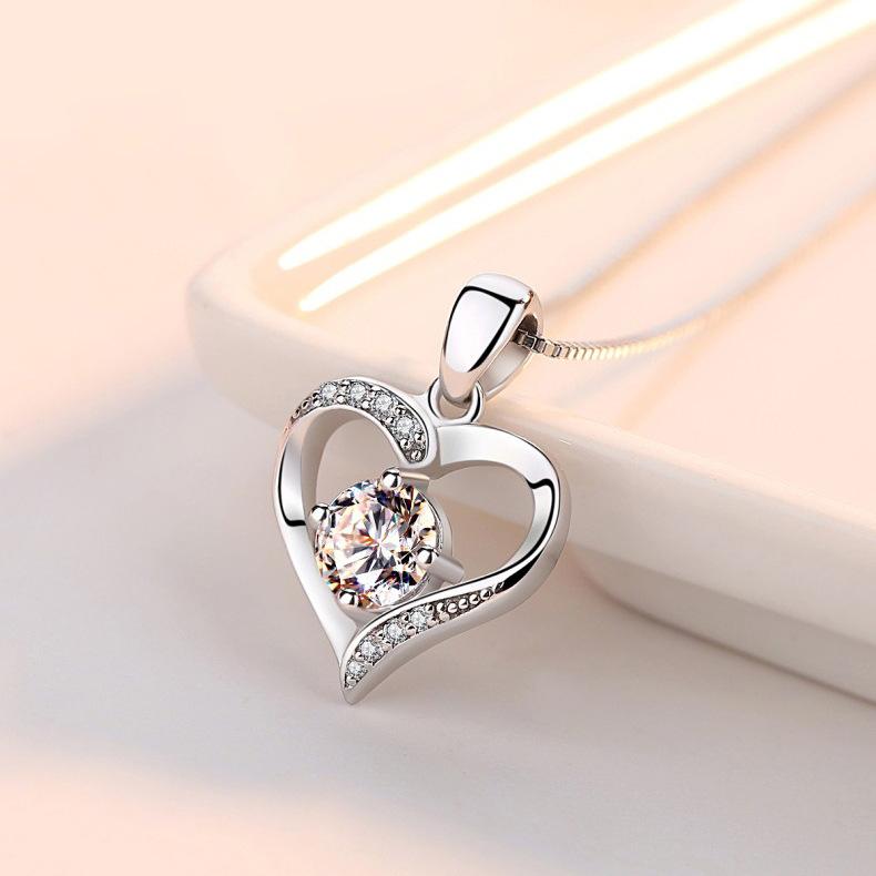 Love Heart Necklace for Women, Fashionable Temperament, Peach Heart Pendant, Collarbone Chain, Neck Chain