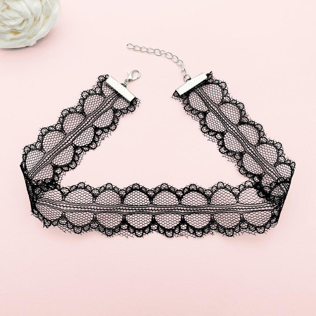 Fashionable Korean Lace Choker for Women - Versatile, Simple, and Stylish Hollow Design