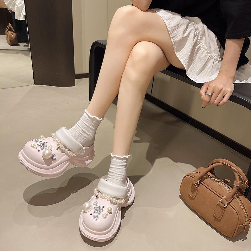 New 2025 pearl muffin bottom summer chain hole shoes versatile women wear fashion thick sole cool slippers Internet celebrity