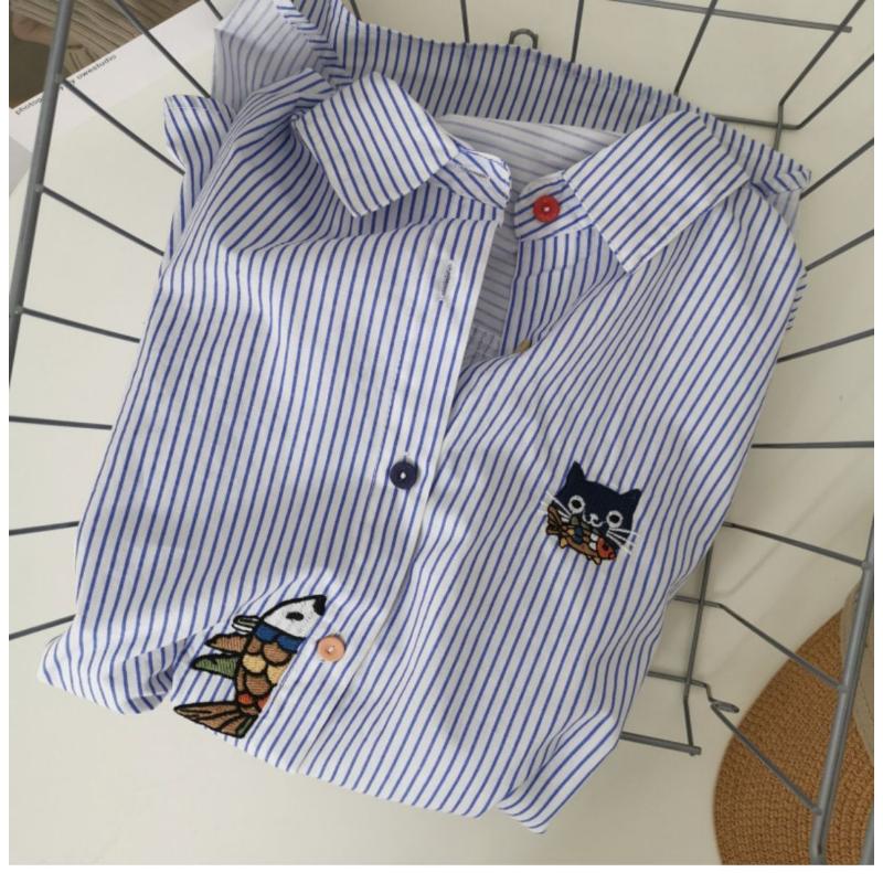 

Рубашка женская средней длины свободного кроя с длинными рукавами, вышитыми вертикальными полосками и разноцветными пуговицами S синий