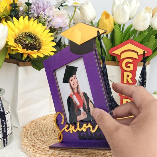 Dřevěný fotorámeček k promoci 2025, fotorámeček na památku s promoční čepicí, dárek pro střední školu a vysokou školu