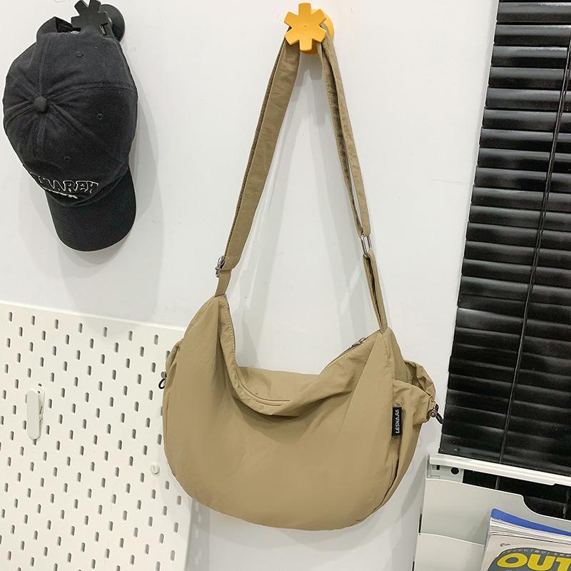 Bag women's large capacity 2025 new solid color casual shoulder messenger bag class commuting niche design dumpling bag