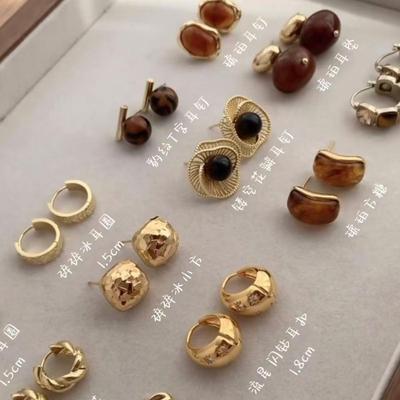 Hõbenõel Ebakorrapärased Naastkõrvarõngad: Retro Euroopa-Ameerika stiil igapäevaseks mitmekülgseks kandmiseks, kõrgekvaliteedilise luksusliku välimusega.