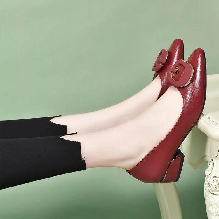 Low-heeled single shoes women's autumn 2025 new pointed G buckle soft sole soft surface shallow mouth fashion mother shoes Doudou shoes