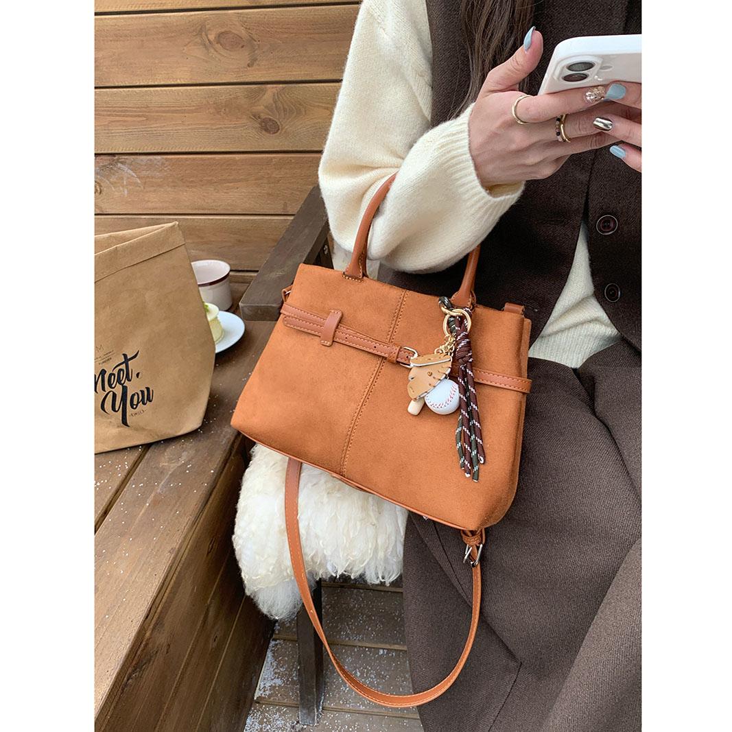 

Модна осіння коричнева жіноча замшева сумка в стилі ретро великої місткості через плече з пряжкою на ремені. Жіноча сумка під пахвами. коричневий