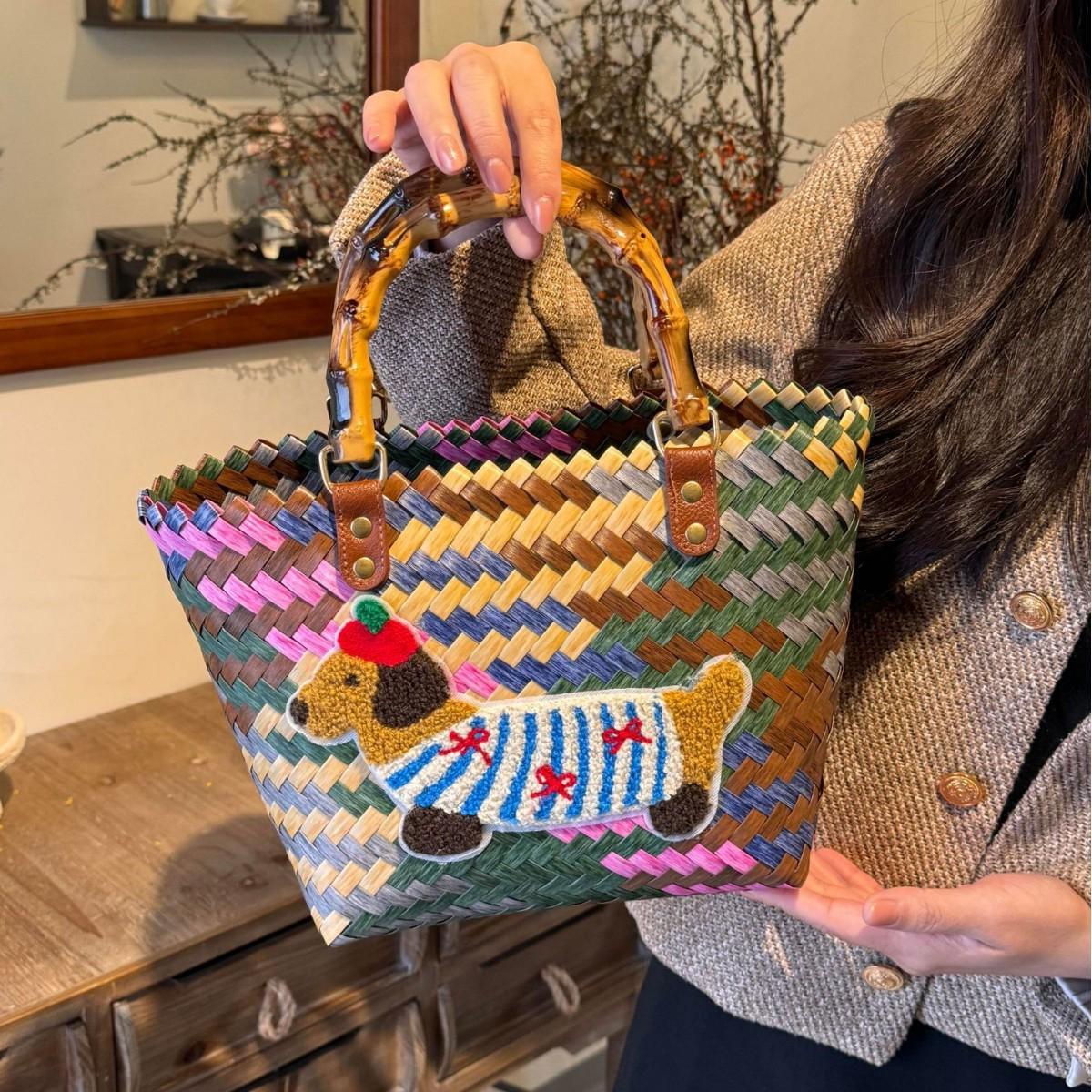 

Hand-Woven Portable Pet Bag: Outdoor, Breathable, Lightweight, Fashionable for Cats & Dogs Medium (30×20×13cm)