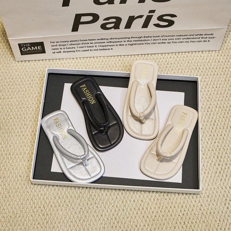 Girls slippers 2025 summer new foreign style soft sole medium older children sandals children wear beach shoes flip-flops tide