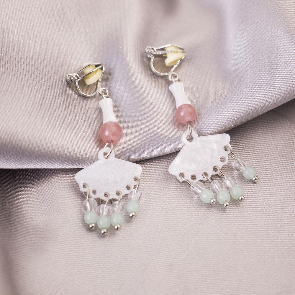 Elegant Clip-On Triangle Earrings for Non-Pierced Ears - Versatile, Light Luxury for Everyday Wear.