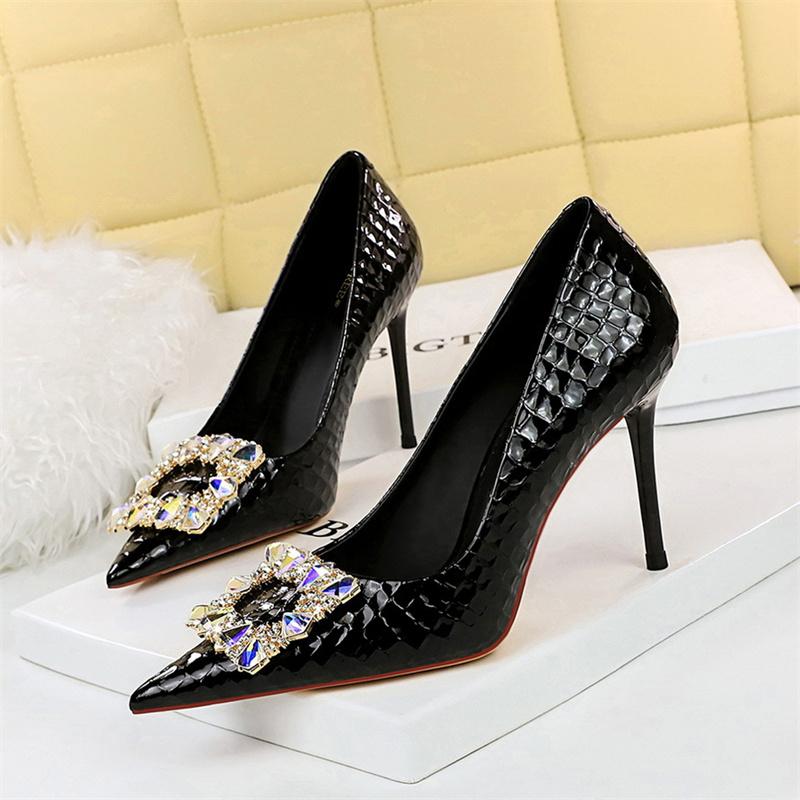 

Fashion Women Elegant High Heel Stiletto Pumps Pointed Toe Black White Bling Metal Rhinestone Buckle Wedding Event Single Shoes 35