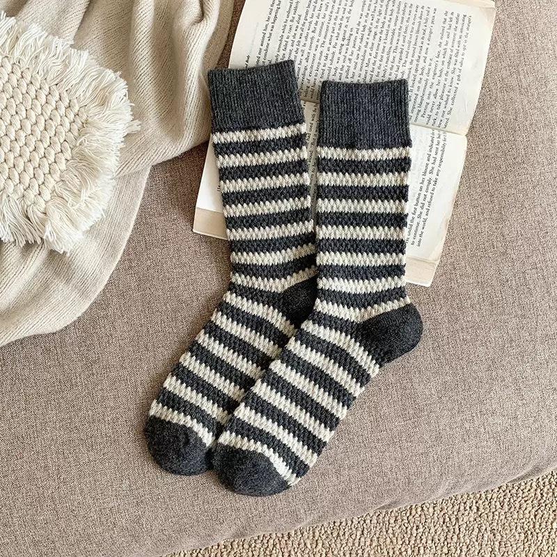 

1Pair Women s Striped Plush Socks, Mid-Crew Stackable Knit Socks for Winter Sleep and Home One Size