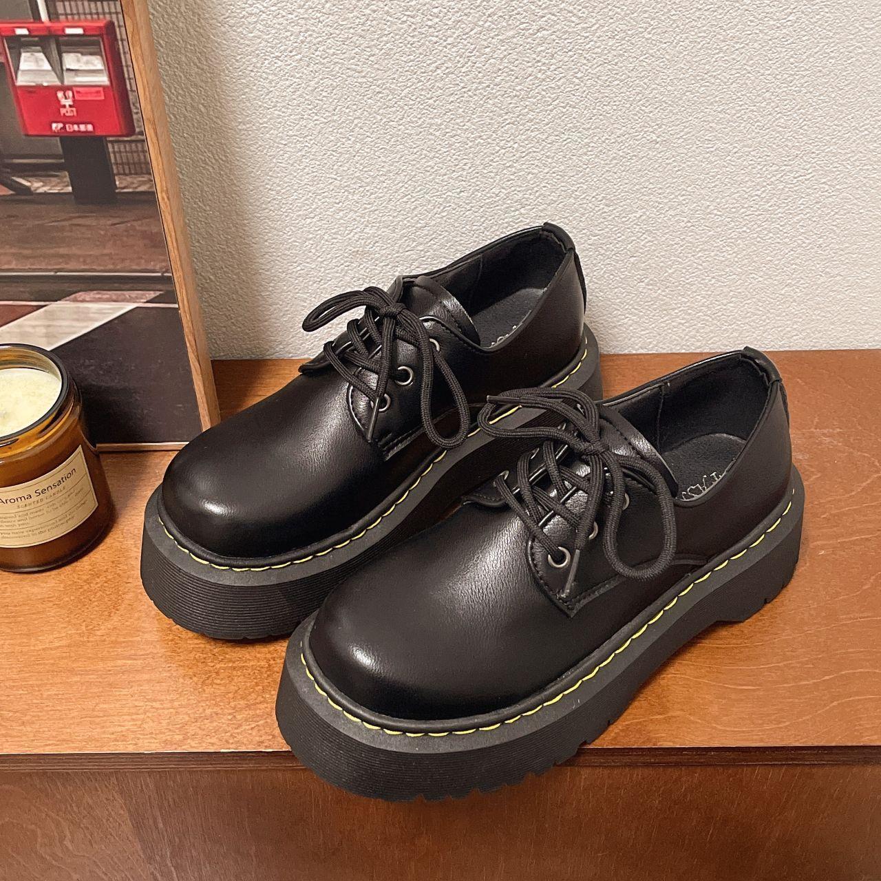 

Туфли 2025 осень и зима круглый носок неглубокий вырез одинарные туфли женские небольшое увеличение роста толстая подошва маленькие кожаные туфли 40 чёрный