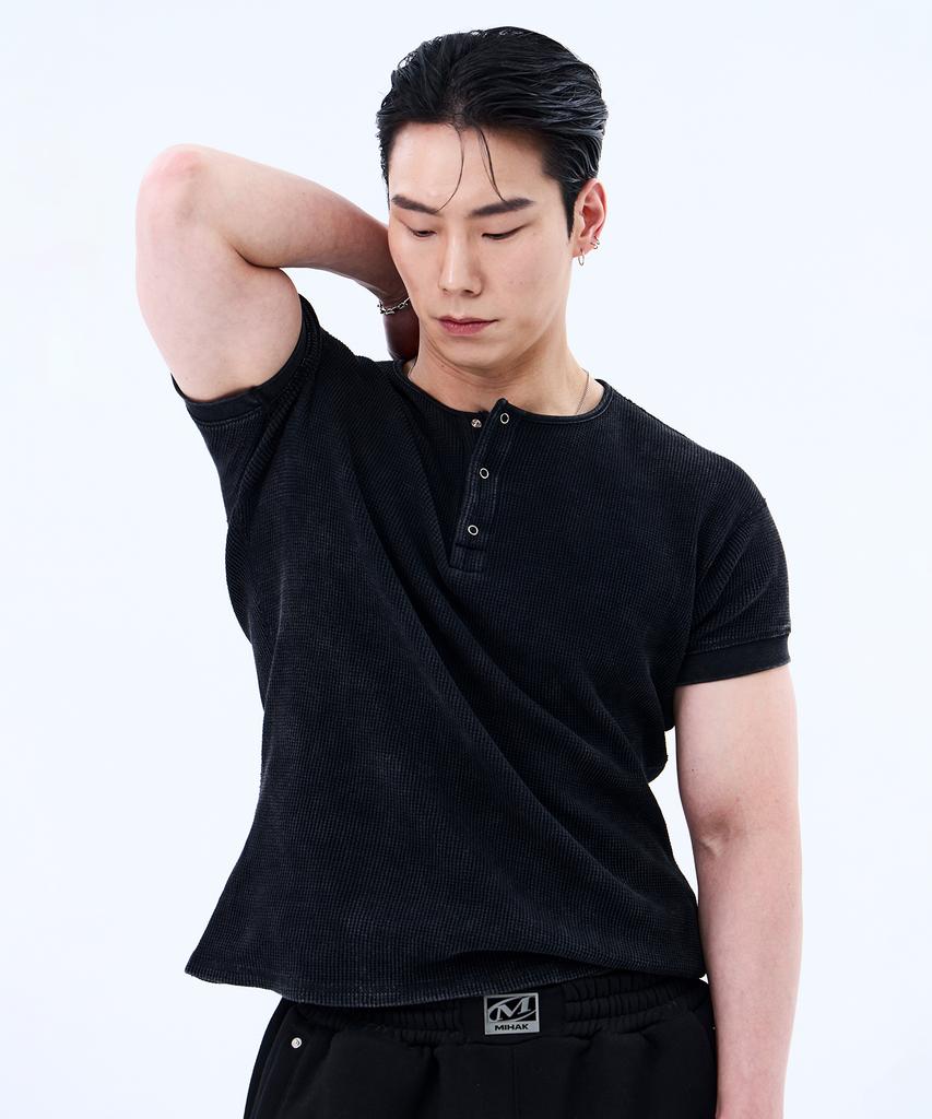 Mihag [Plain Ver.] Washed Waffle Henley Neck T-Shirt (Black)