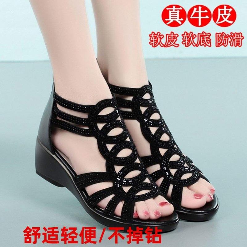 

Настоящие сандалии-гладиаторы из мягкой кожи, женские летние 2025, новая обувь для мамы на мягкой подошве, модная верхняя одежда, женские сандалии на танкетке, женская обувь 40