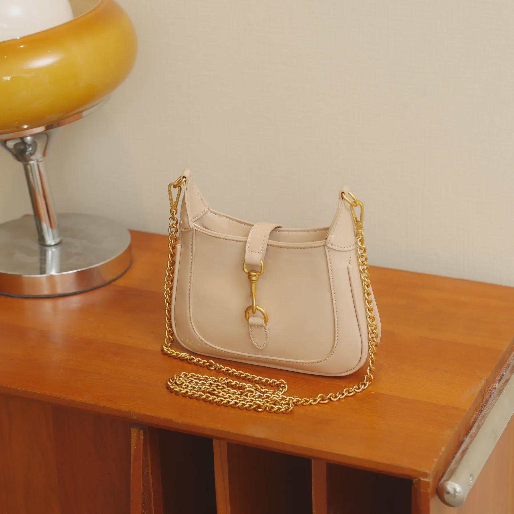 

Женская сумка-ведро с цепочкой, лето 2025 г.: Стильная, универсальная модель с возможностью ношения через плечо и через плечо