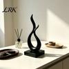 Elegante Wohnzimmerdekoration Abstrakte Flammen-Skulptur, 3D-gedruckte moderne minimalistische Kunststatue mit quadratischem Sockel, Raffiniertes Innendesign