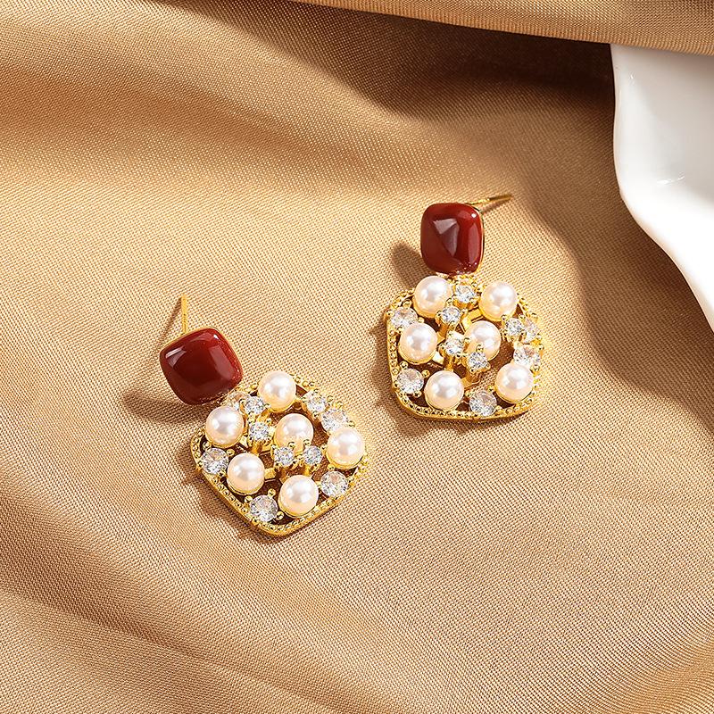 Korean High-end Glitter Diamond Pearl Earrings, Women's Retro Temperament, Encore Red Drip Oil Stud Earrings, Versatile Earrings