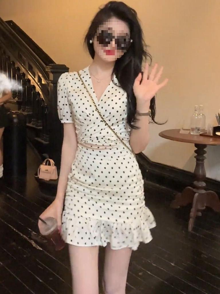 Sporty Polka Dot Knit Twopiece Set For Women With Short Skirt And Bubble Sleeve Design