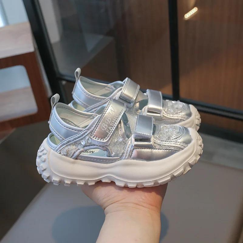 

Новые детские сандалии для школы, летние, массивные, для девочек, универсальные, модные, повседневные, детские, спортивные, для бега, мягкие, нескользящие 27 серебряный