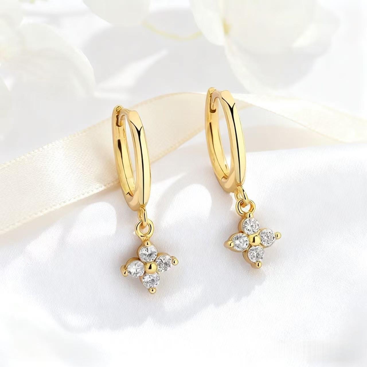 Fashion Design Four-Leaf Clover Zirconia Stud Earrings: Elegant, Simple, and Exquisite Academic Style for Women золотой