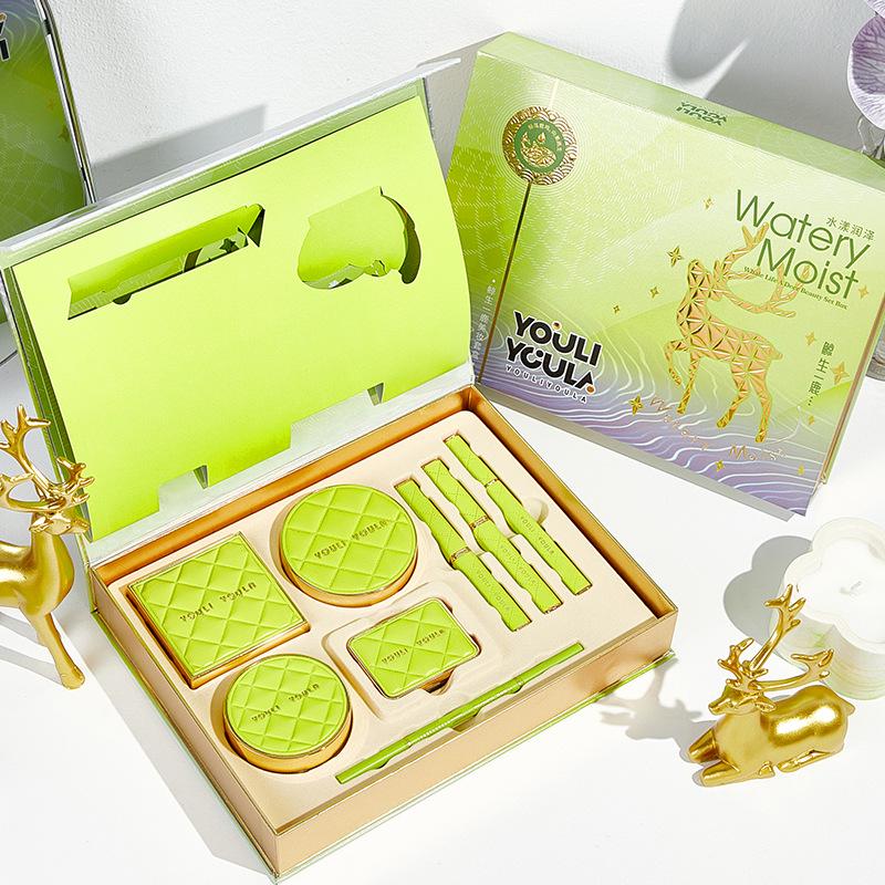 

Подарочный набор молодежной косметики: Набор из 8 предметов - Губная помада, Кушон, Фиксирующая пудра и другое