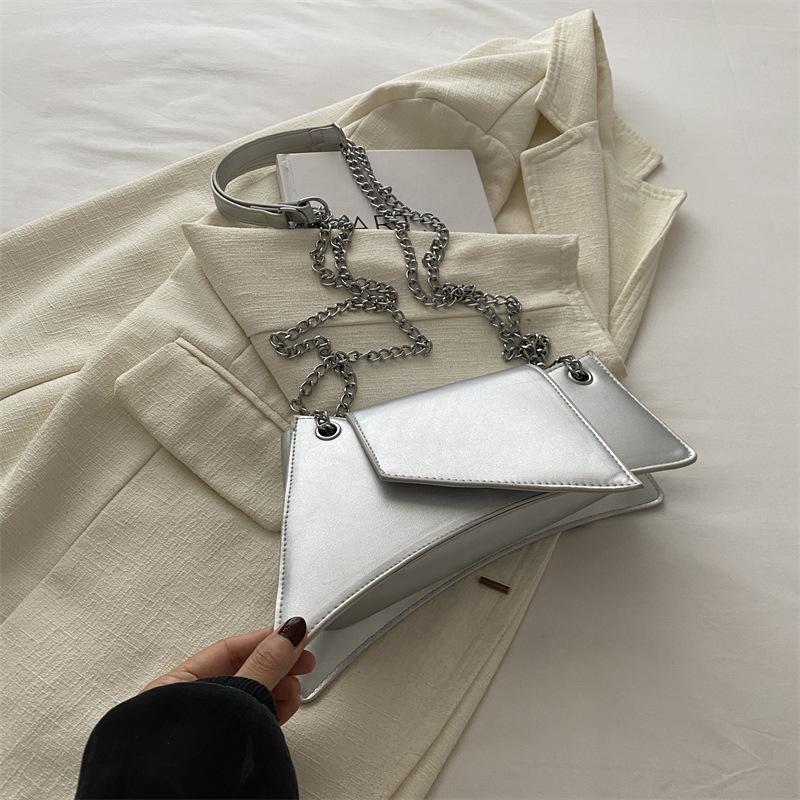 

2025 новая нишевая ins модная цепочка кроссбоди маленькая сумка женский дизайн плечевая сумка подмышку зарубежный стиль маленькая квадратная сумка серебряный