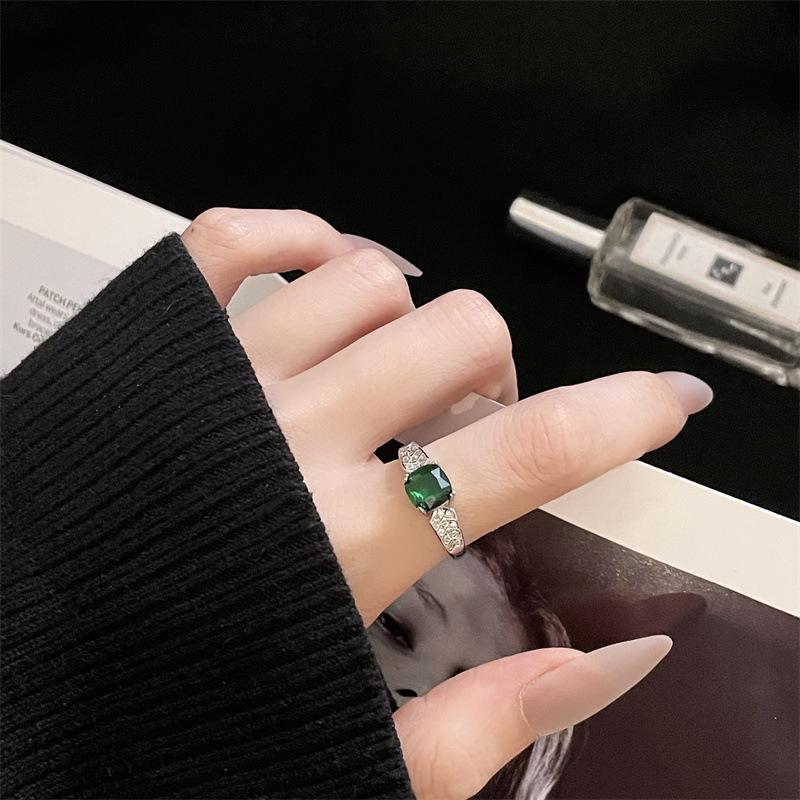 Emerald Colored Treasure Series Inlaid Zir*****Pen Ring, High-End Exquisite Light Luxury Green Diamond Geometric Ring, Female