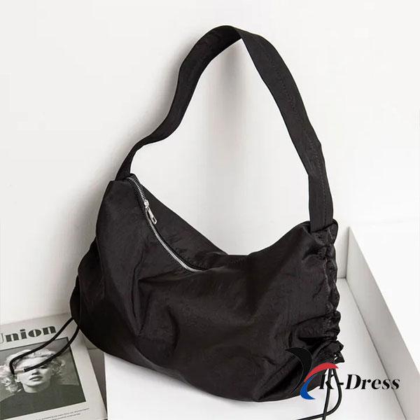 Modern axelväska i nylon med sidveck (2 färger)