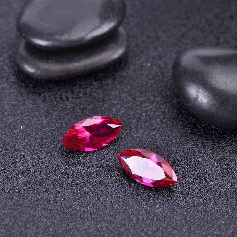 Kreativní kulatý korundový holub Krvavě červený korund umělý drahokam