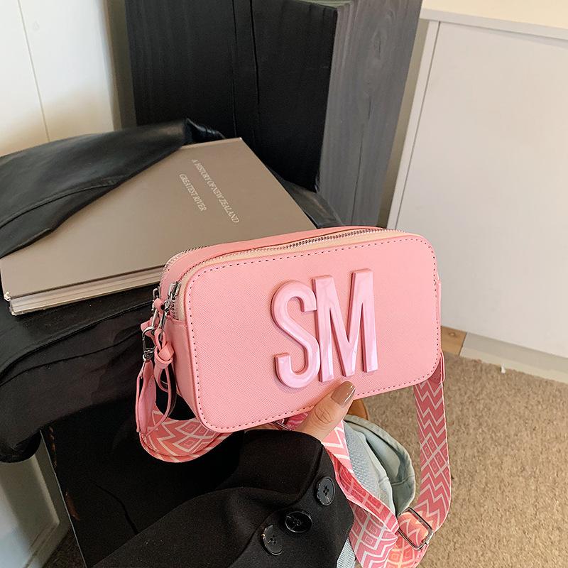 

2025 new fashion trend women s bags casual personality niche design small square bag foreign style popular shoulder bag розовый