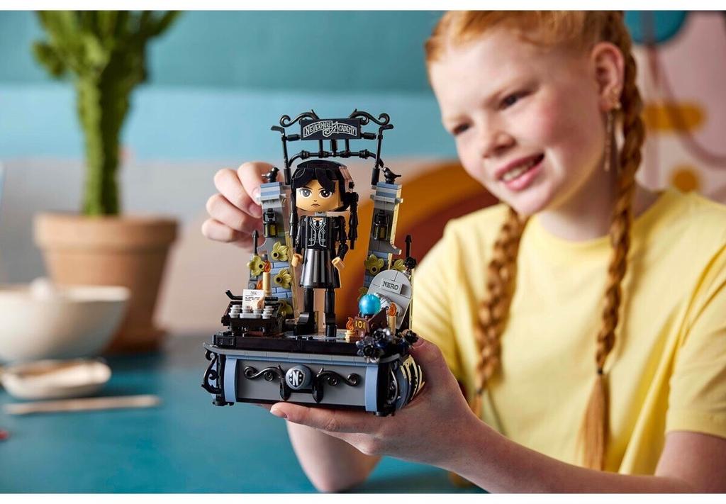 LEGO Addams Family Constructor Figure (76780)